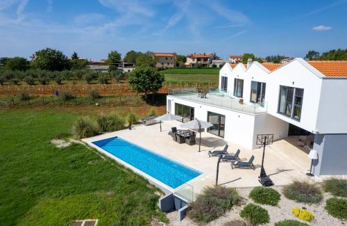 Baskoti Villa | Villa Corolan