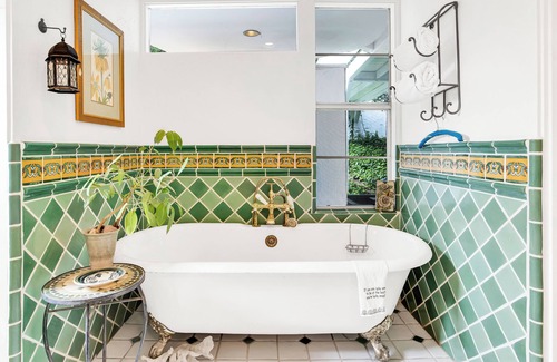 Eastern Malibu Villa | Villa Della Spiaggia Malibu -Beach Access right across the PCH