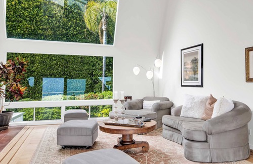 Eastern Malibu Villa | Villa Della Spiaggia Malibu -Beach Access right across the PCH