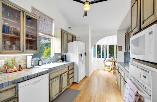 Eastern Malibu Villa | Villa Della Spiaggia Malibu -Beach Access right across the PCH