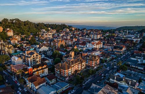Gramado City Centre Apartment | Villa Di Pietro 502 - Apto no coração de Gramado 400 metros Rua Coberta