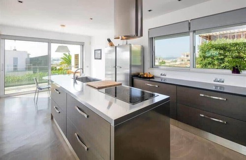 Ferragudo Villa | Villa Dodola - 5 bedroom modern style villa - great views of river! Walk to rest