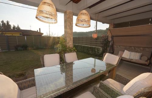 Fourka Villa | Villa ELi - Luxury Nature Getaway - Strategically located for Beach Exploration - Onsite Power for Electric Vehicle