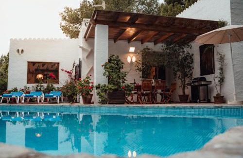 Ciutadella de Menorca House | Villa en Cala Morell con piscina privada en el bosque