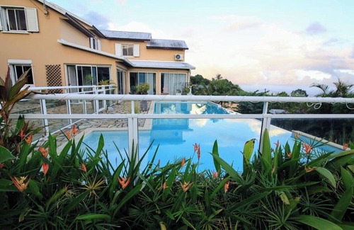 Saint-Joseph Villa | Villa Entre Terre et Mer with infinity pool and kitchen