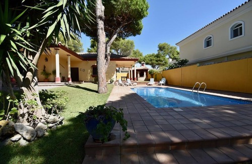 Chiclana de la Frontera Villa | Villa with wonderful garden, big BBQ area and pool