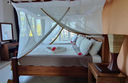 Makunduchi Villa | Villa Fleur de Lys - Sleeps 24 - Pool - Hot Tub