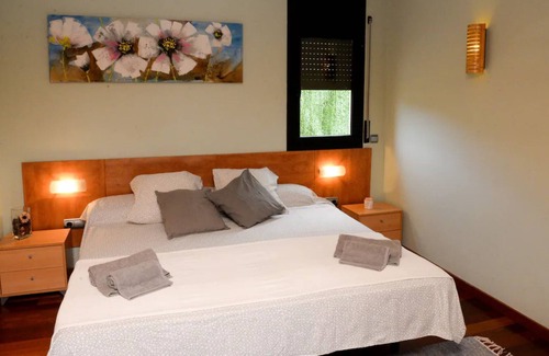 Caldes de Montbui Villa | Villa 'Font Dels Enamorats' with Mountain View, Wi-Fi and Air Conditioning