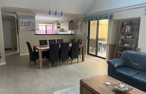 Dunsborough Villa | Villa, free fast WIFI, 150m to beach, quiet, fenced, 2 car undercover parking