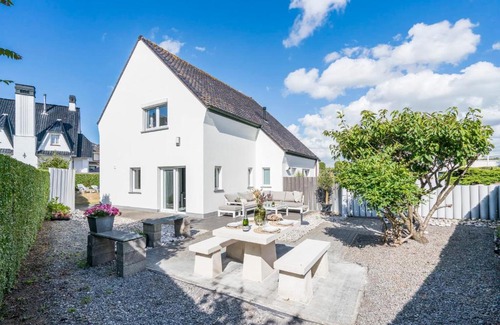 Westende House | Villa Gamoni - spacious holiday home with garden