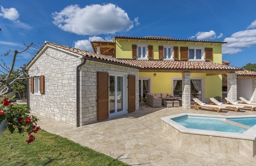 Jakovici Cottage | Villa Garden with pool, jacuzzi and garden offering relaxation and privacy