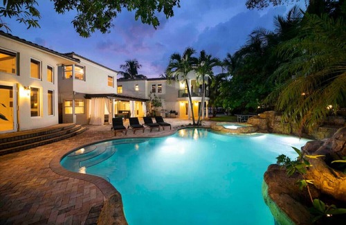 Seybold Villa | Villa In Miami, Movie theater, Pool, & Jacuzzi !
