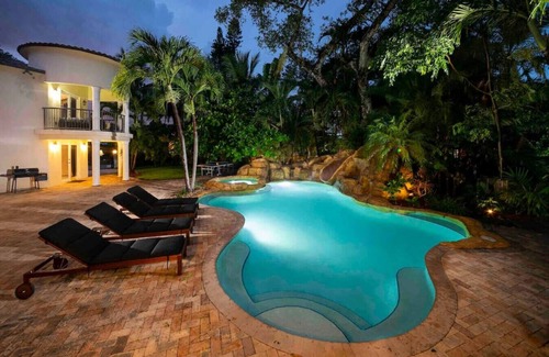Seybold Villa | Villa In Miami, Movie theater, Pool, & Jacuzzi !