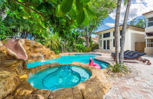 Seybold Villa | Villa In Miami, Movie theater, Pool, & Jacuzzi !