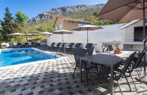 Podstrana Villa | Villa in Podstrana with large outside swimming pool & hot tub for 14 people