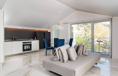 Taormina Villa | Villa in Villagonia with 10 bedrooms sleeps 20