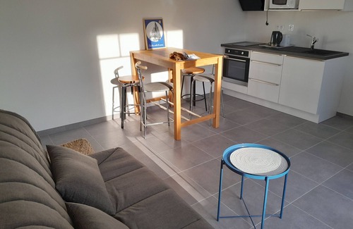 Batz-sur-Mer Villa | Villa 'La Bleue À 350m De La Mer' with Wi-Fi