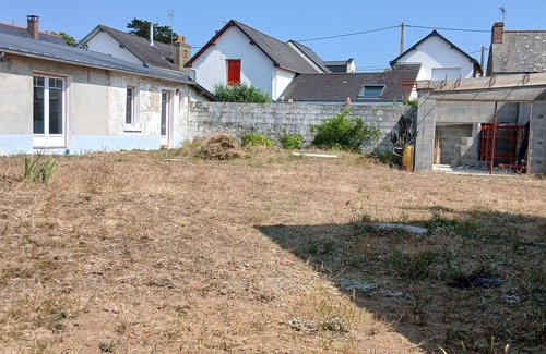 Batz-sur-Mer Villa | Villa 'La Bleue À 350m De La Mer' with Wi-Fi