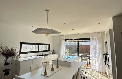 Lespignan House | Villa " la quiétude " 4 bd + swimming pool pets welcome.