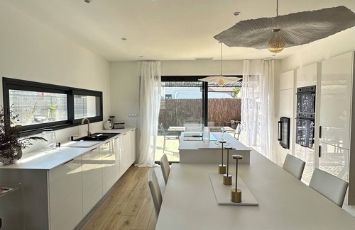 Lespignan House | Villa " la quiétude " 4 bd + swimming pool pets welcome.