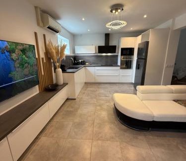 La Faviere Apartment | Villa LEOVI Superbe logement 3 pieces - 7 personnes, à 100m plage la Faviere