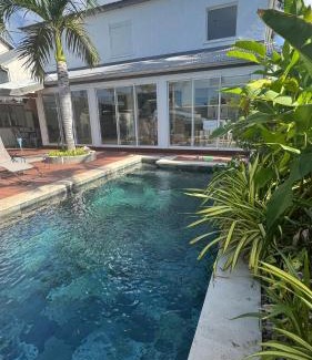 St Gilles-les-Bains Villa | VILLA MAÏDIANA classée 4 étoiles - Villa 10 Pers - Piscine chauffée à 200 m du lagon de Trou d'eau - ST-GILLES-LES-BAINS