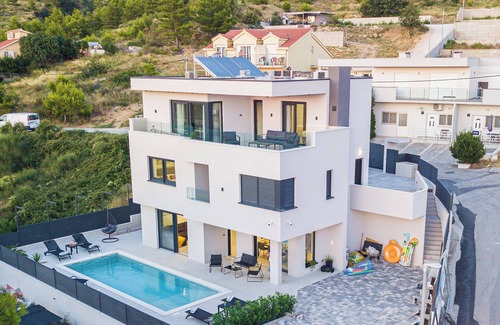 Podstrana Villa | Villa MaGaMinPerfect View for your eyes and everything that you deserve.n
