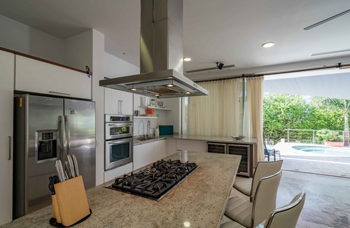 Bisento Villa | Villa Manila with private pool and whirlpool on resort Cas abao