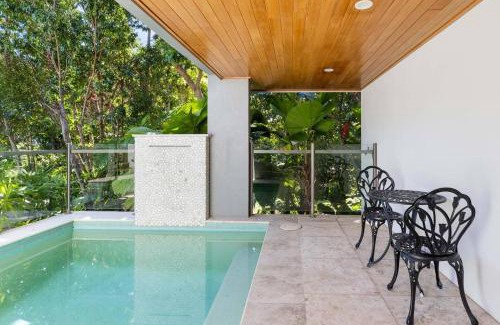 Port Douglas Villa | Villa Mercedes - Poolside Tranquility on Murphy St
