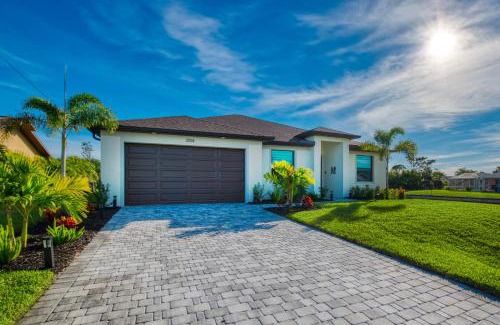 Fort Myers Villa | VILLA MODERN TIMES - 4 BEDS - 2 BATHS - 8 GUESTS - WATERVIEW & POOL - INCL. 10% OFF BOAT RENTAL