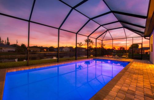 Fort Myers Villa | VILLA MODERN TIMES - 4 BEDS - 2 BATHS - 8 GUESTS - WATERVIEW & POOL - INCL. 10% OFF BOAT RENTAL