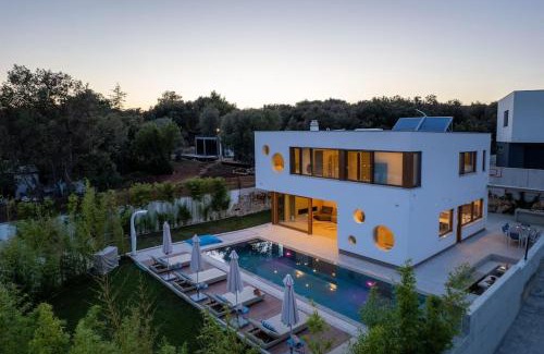 Pjescana Uvala Villa | Villa near beach wih 12 meters long pool