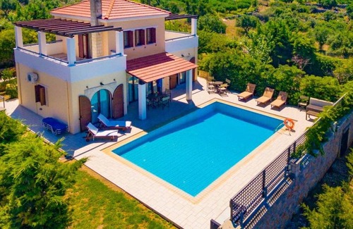 Kefalas Villa | Villa Nikolas: Large Private Pool, A/C, WiFi