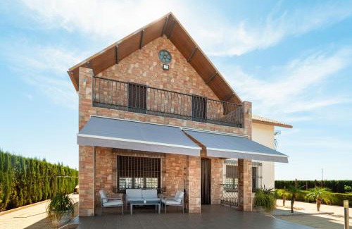 Lora Del Rio House | Villa Oasis