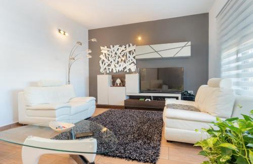 Lora Del Rio House | Villa Oasis