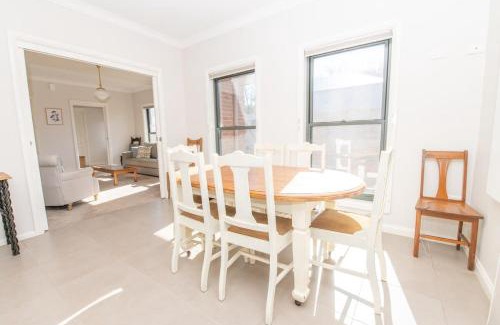 Orange House | Villa on Rosemary - Walk to CBD, Cosy & Private