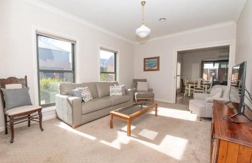 Orange House | Villa on Rosemary - Walk to CBD, Cosy & Private