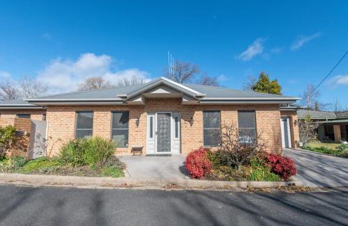 Orange House | Villa on Rosemary - Walk to CBD, Cosy & Private