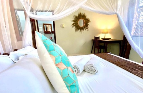 Bwejuu Beach House | Villa Orchid Beach Guest House