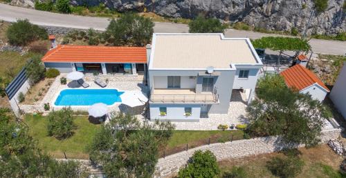 Omis Villa | Villa Pasika with private 31m2 pool, summer kitchen with BBQ, 4 bedrooms