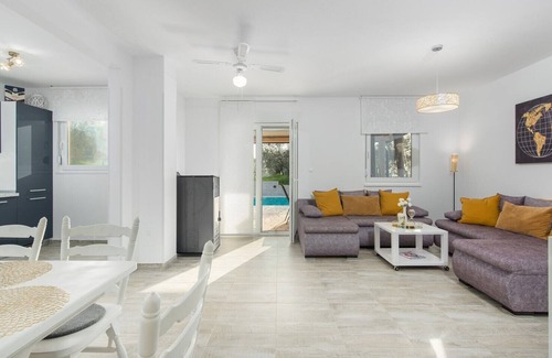 Radini House | Villa Pendolina with Private Pool, Garden and BBQ