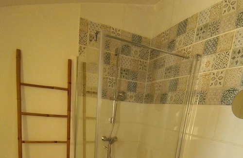 Cadenet Villa | Villa 'Piscine Climatisée' with Mountain View, Wi-Fi and Air Conditioning