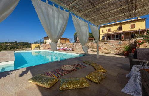Foiano della Chiana Villa | Villa Poggio al Sole by VacaVilla