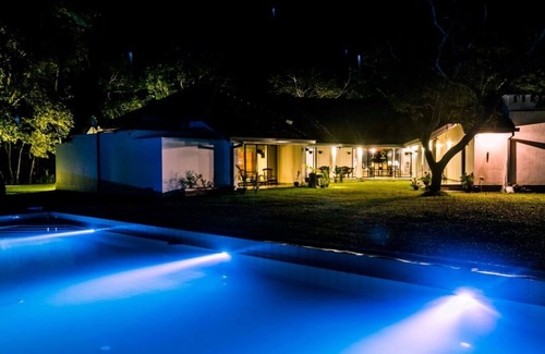 Ambalangoda Villa | Villa Ronnaduwa - Colonial Villa with massive garden (30,000ft2), pool and staff
