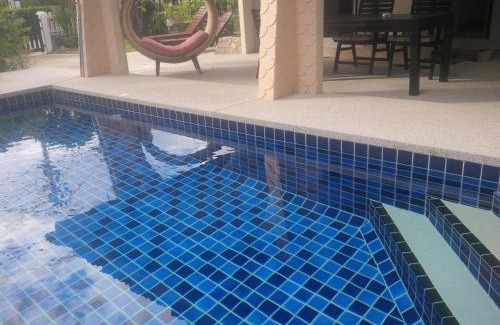 Jomtien Resort | Villa Rosa with Private Pool and Jacuzzi 100m to beach