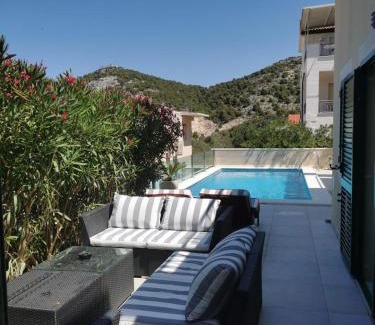 Krizna luka Apartment | Villa royale with shared pool