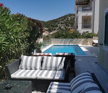 Krizna luka Apartment | Villa royale with shared pool