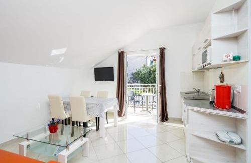 Plat Apartment | Villa Samba- Premium One-Bedroom Apartment with Balcony and Sea View