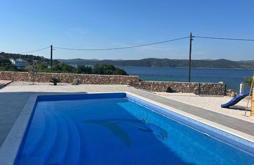 Drvenik Mali Villa | Villa Tamaris - Two Bedroom Holiday Home with Terrace and Swimming pool