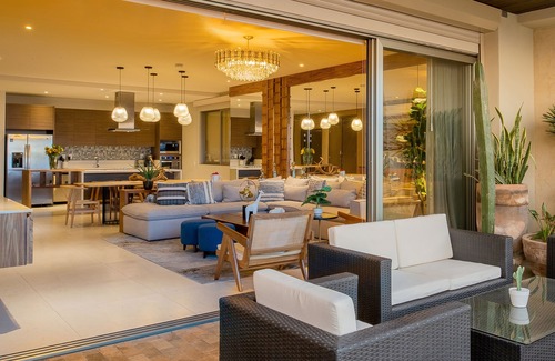 El Tezal Villa | Villa Vista Vela 4101: View of Arch, Great Location near Costco. Promos Avail.